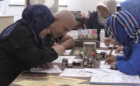 Kahramanmaraşlı depremzede hat sanatıyla hayata tutundu