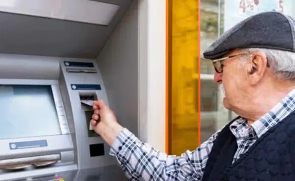 Yaşlı ve engelli aylıkları hesaplara yatırılmaya başlandı