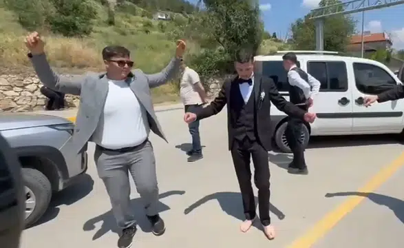 Damada asfaltta çıplak ayakla çiftetelli oynattılar
