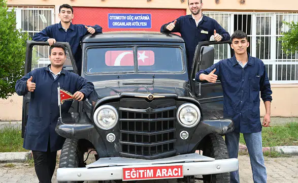 Hurdaya ayrılan klasik kamyonete öğrenci dokunuşu