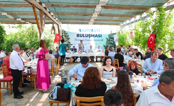 İzmir'de Kahramanmaraşlılar kahvaltı programında bir araya geldi