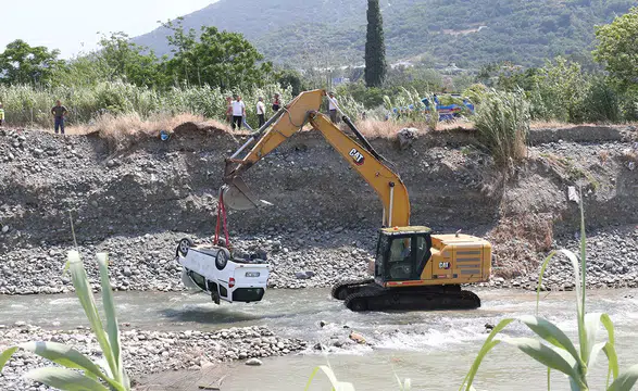Ticari araç nehre uçtu! Sürücü hayatını kaybetti