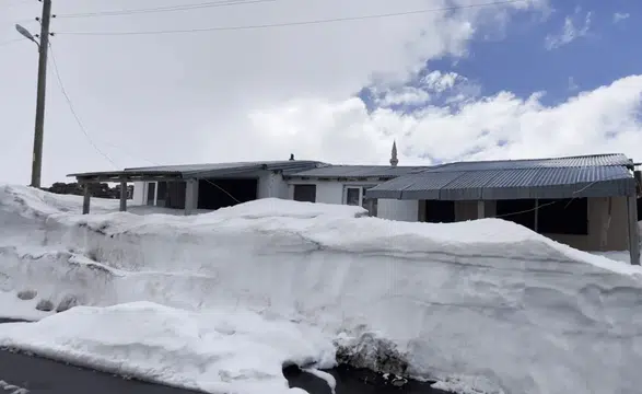 Karla kaplı yayla evlerinde sobalar yanmaya devam ediyor