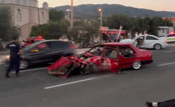 İki otomobilin çarpıştığı kazada 2 kişi yaşamını yitirdi