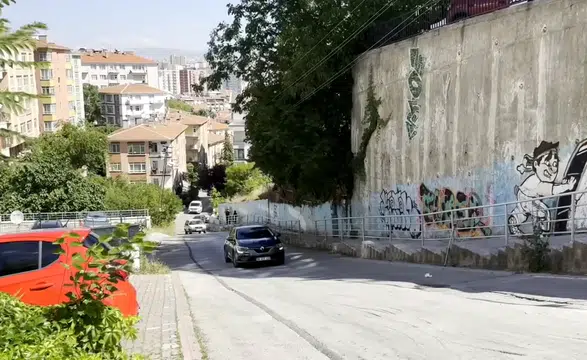 Ankara'da araçların çıkmakta zorlandığı yokuş ilgi görüyor