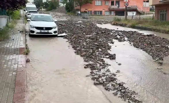 Sağanak ve dolu trafikte aksamalara neden oldu