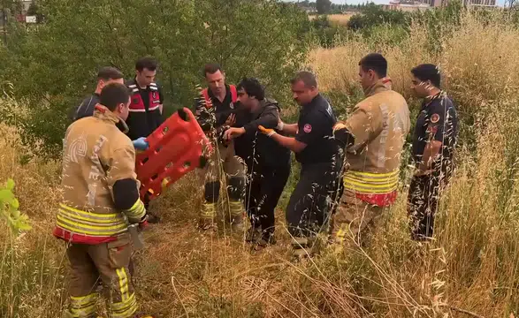 Çukura düşen düzensiz göçmen itfaiye ekiplerince kurtarıldı