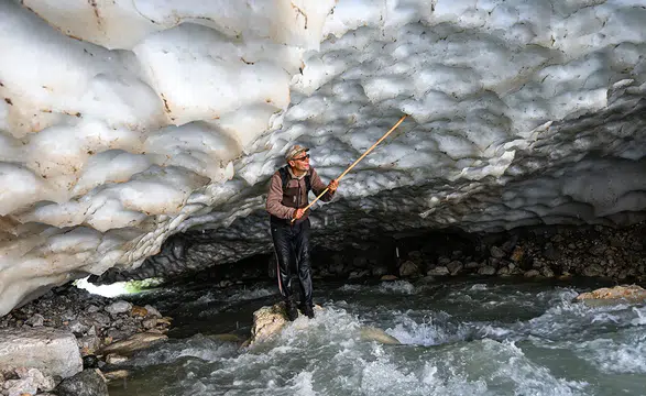 Aksu Vadisi'nde kar tünelleri oluşmaya başladı