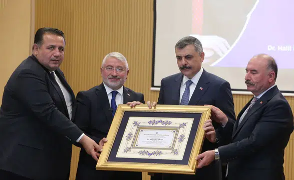 İçişleri Bakanı Çiftçi, Çorum'da fahri hemşehrilik beratı verildi
