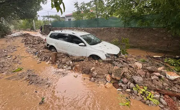 Niğde'de etkili olan yağışın ardından 3 araç sele kapıldı, 1 kişi öldü