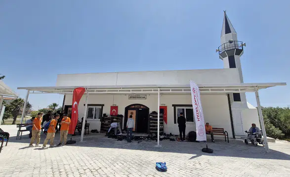 Depremlerin ardından 129'uncu cami ibadete açıldı