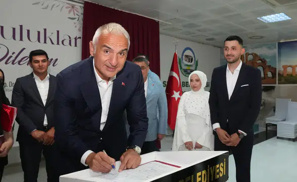 Bakan Ersoy, Antalya'da yeni evlenen çiftin nikah şahidi oldu