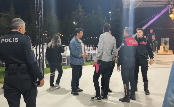 Mezuniyet balosunda gençler birbirine girdi