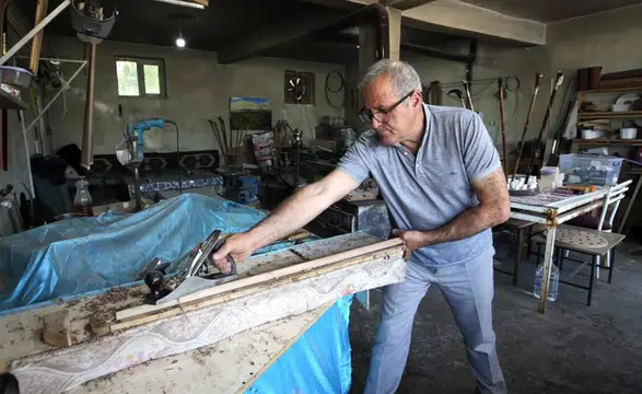 Yaşayan İnsan Hazinesi ödüllü usta, bastonları kehribarla süslüyor