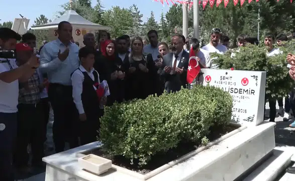 15 Temmuz kahramanı Ömer Halisdemir'in kabrinde dualar edildi