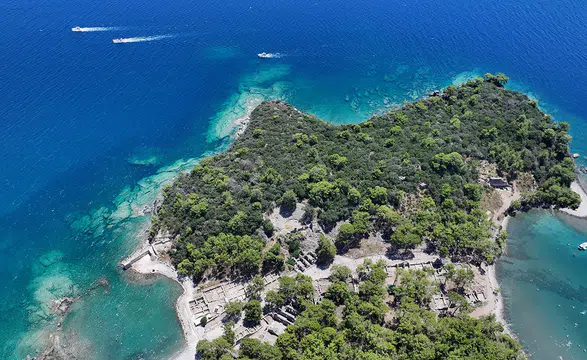 Phaselis, antik kalıntılar arasında yüzme deneyimi sunuyor