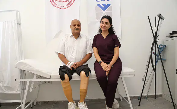 Tekerlekli sandalyeyle girdiği merkezden yürüyerek çıktı