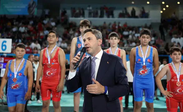 Bakan Bayraktar, “Türk güreşinin ve sporcuların yanındayız”