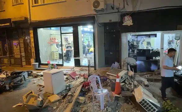 4 katlı binanın çatısı çöktü! Beton parçalar sokağa düştü