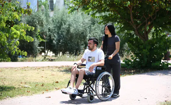 Maganda kurşunuyla engelli kalan genç eşinin desteğiyle hayata tutunuyor