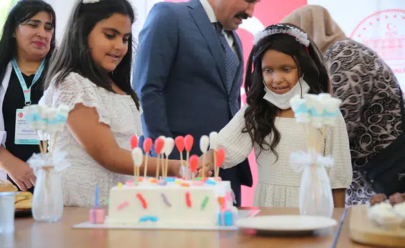 9 yaşındaki Deniz'in bağışladığı saçlar Hülya'ya umut oldu