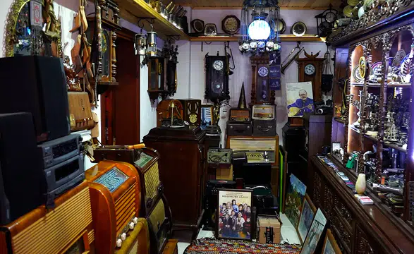 Hobi olarak biriktirmeye başladığı tarihi ve kültürel objeleri köy evinde sergiliyor