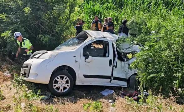 Şarampole devrilen araçtaki 3 kişi hayatını kaybetti