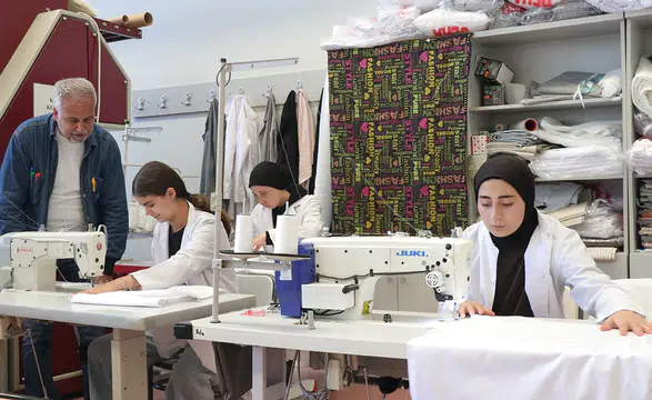 Meslek lisesi öğrencileri yaz tatilinde hem staj yapıyor hem üretime katılıyor