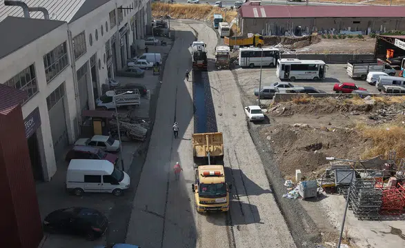 Kahramanmaraş Karma Sanayi Sitesi ve Elbistan’da asfalt seferberliği