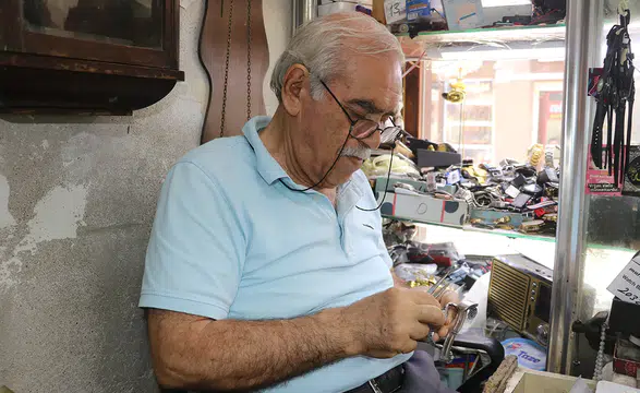 Yılın Ahisi İsmail usta 51 yıldır arızalı saatleri onarıyor