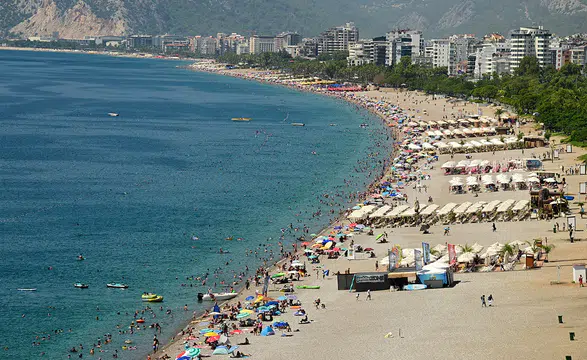 Antalya'da sıcaktan bunalanlar sahilleri doldurdu!