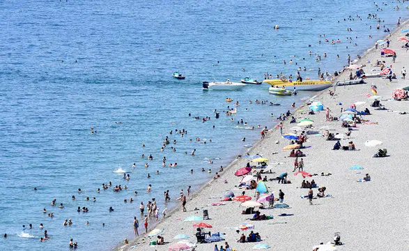 Sıcak hava nedeniyle sahillerde yoğunluk yaşandı