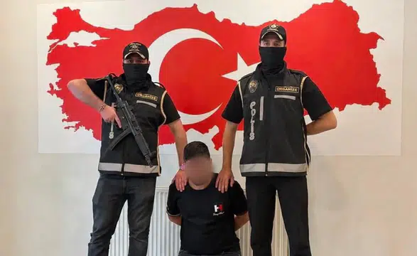 Aranan suç örgütü şüphelisi Bakü’de yakalandı, Türkiye’ye getirildi