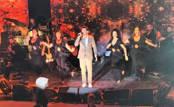 Gökhan Tepe, 30. sanat yılını ve Zafer Bayramı'nı Alanya'da kutladı