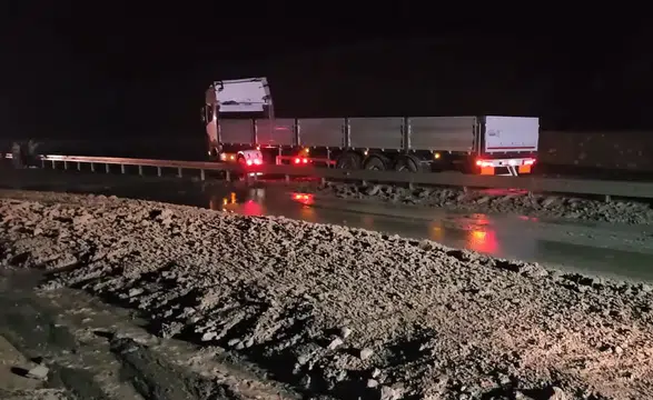 Erzincan-Sivas kara yolunda heyelan! Tır bariyerlere sıkıştı