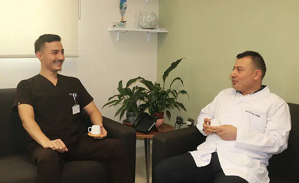 Örnek aldığı profesör babasının yanında asistan doktorluğa başladı