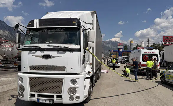 Aracı arızalanan sürücüye tır çarptı!