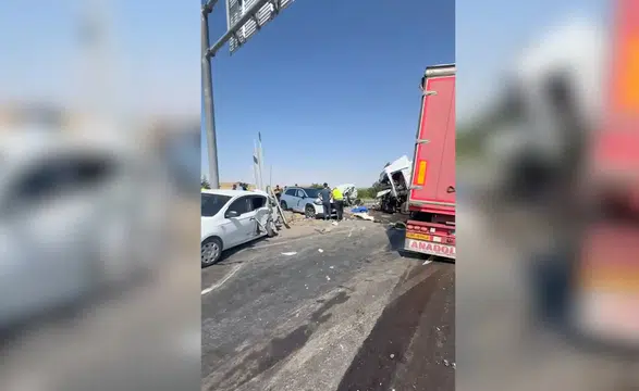 Tır kırmızı ışıkta bekleyen araçlara çarptı!