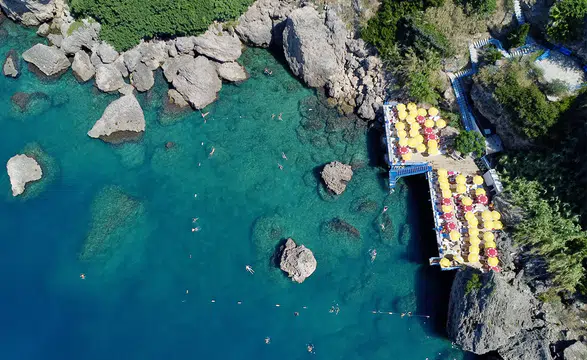 Antalya'da falez plajları tatilcileri Akdeniz'in serin sularıyla buluşturuyor