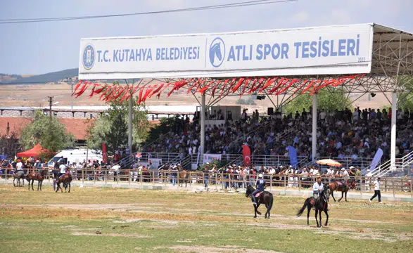 Kütahya'da rahvan atlar, Türkiye Şampiyonası'na katılmak için yarıştı