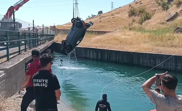 Sulama kanalına düşen otomobildeki 4 kişi kendi imkanlarıyla çıktı