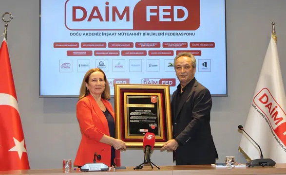 DAİMFED'in Üstün Hizmet Şeref belgesinin ilk sahibi Vursavuş oldu