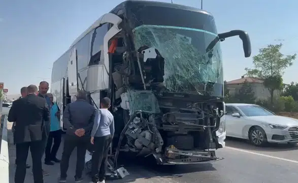 Yolcu otobüsü kamyonete çarptı! 1 kişi öldü, 15 kişi yaralandı