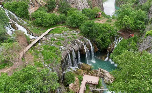 344 basamakla ulaşılan Yeşilköy Şelalesi doğaseverleri bekliyor
