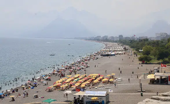 Antalya'da yüksek nem ve sıcaktan bunalanlar sahilleri doldurdu
