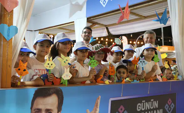 Ağustos Fuarı'nda çocuklar origami yapmayı öğreniyor