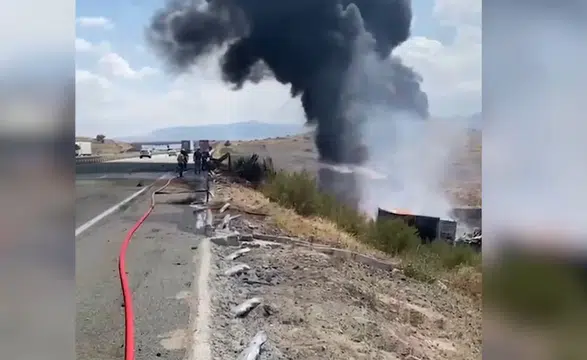 Devrilen madeni yağ yüklü tırın sürücüsü çıkan yangında öldü