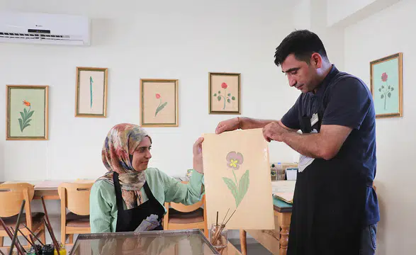 Ebru sanatıyla önce ruhunu dinlendirdi, şimdi usta öğreticiliğe hazırlanıyor