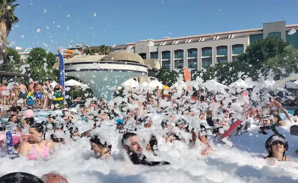 Sıcak havadan bunalan turistler köpük partisinde serinledi