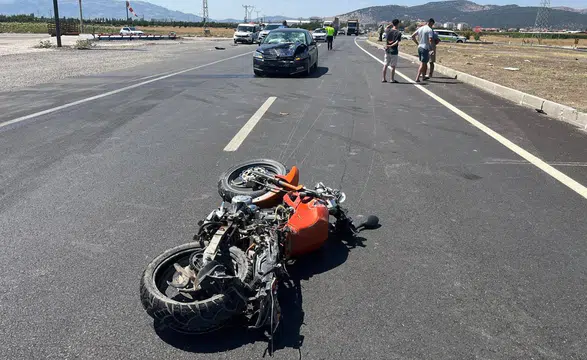 Otomobille çarpışan motosikletin sürücüsü kurtarılamadı!